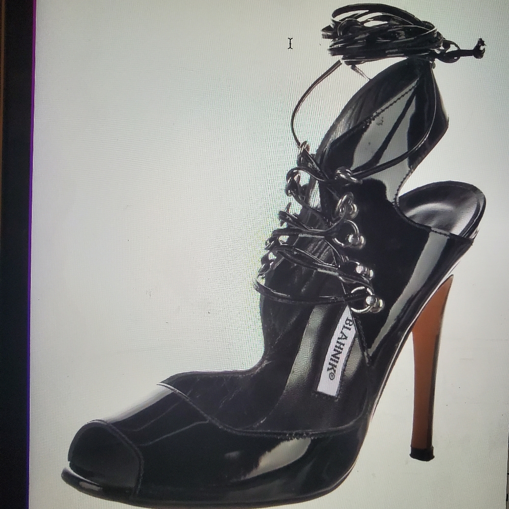 EUC! Manolo Blahnik Patent Leather Black Pumps size 37